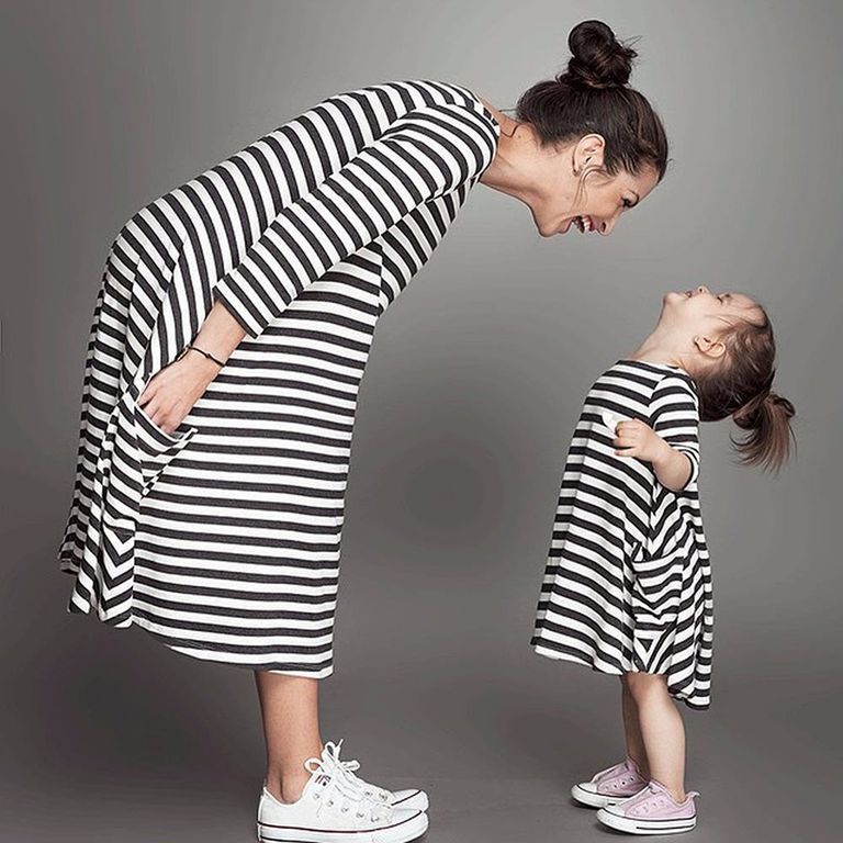 Свободные платья с карманами в черно-белую полоску family look для мамы и дочки, 25 цветов, размеры 24-60