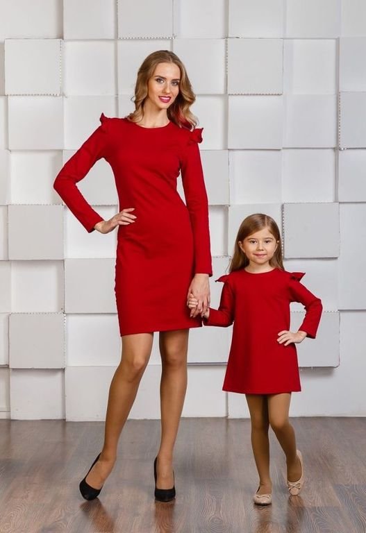Красные короткие платья с рюшами на плечиках family look для мамы и дочки, 25 цветов, размеры 24-60