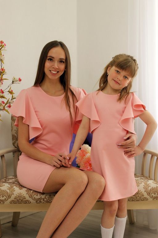 Одинаковые пудровые платья с рюшами для мамы и дочки family look, 25 цветов, размеры 24-60