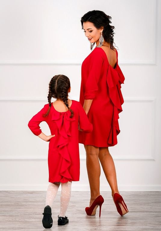 Однакові червоні сукні з рюшами для мами і доньки 25 кольорів, розм. 24-60