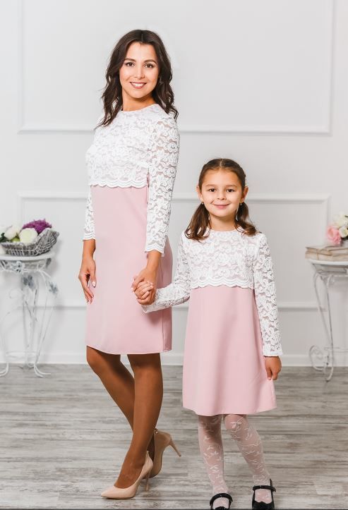 Мереживні пудрові сукні family look для мами і доньки, 25 кольорів, розміри 24-60