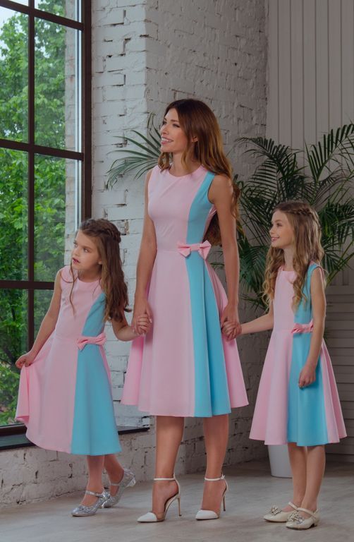 Рожеві з блакитним сукні з бантиком збоку для мами і доньки, 25 кольорів, розміри 24-60