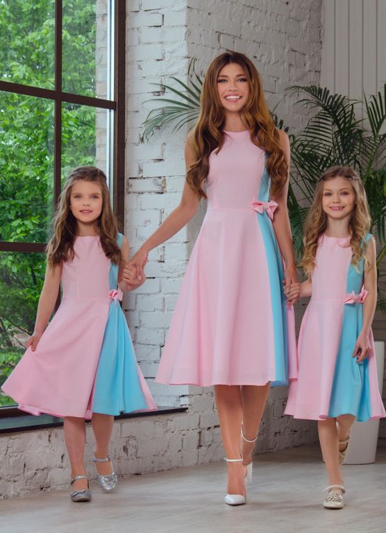 Розовые с голубым платья с бантиком сбоку для мамы и дочки 25 цветов, размеры 24-60