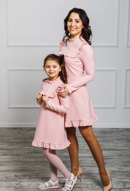 Однакові сукні family look для мами і доньки з оборками колір пудра, 25 кольорів, розміри 24-60