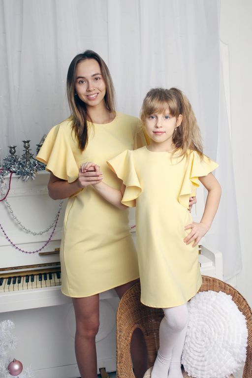 Жовті короткі сукні з рюшами family look для мами і доньки, 25 кольорів, розміри 24-60